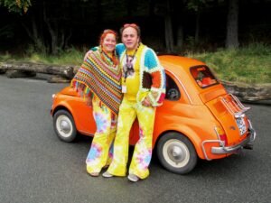 The friendly couple in the Fiat 500 also wore retro dresses