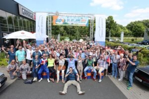 Participants and organizers posing for the offcial camera just prior to the start